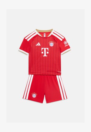 Rødt FC Bayern München fodboldudstyr med kortærmet Adidas-trøje og shorts, hvide striber, klub- og sponsormærker på front og ærme.