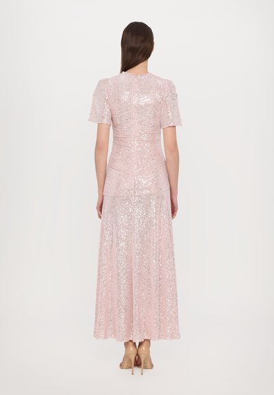 Abito rosa con paillettes, maniche a puff corte, corpetto attillato e gonna fluente, con zip sul retro e superficie testurizzata.