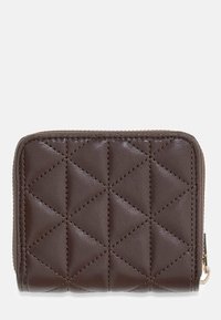 Portefeuille en cuir marron avec matelassage en losanges et une tirette de fermeture éclair dorée sur fond blanc.