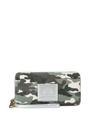 Portafoglio rettangolare con chiusura zip a tutto giro, motivo camouflage grigio, bianco e nero, cinturino da polso argentato, patch con marchio al centro anteriore.