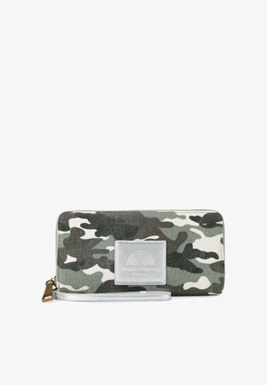 Portafoglio rettangolare con chiusura zip a tutto giro, motivo camouflage grigio, bianco e nero, cinturino da polso argentato, patch con marchio al centro anteriore.