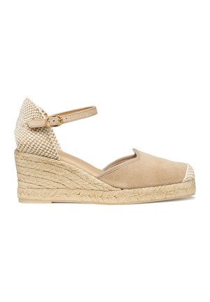 Espadrille compensée beige avec talon tressé, bout fermé, semelle intermédiaire en jute et bride de cheville ajustable avec boucle.