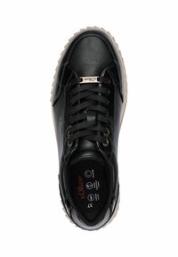 Tenisi negri din piele cu vârful rotund, împletitură frontală și interior texturat. Prezintă o talpă din cauciuc cu o margine bej contrastantă și detalii cu logo.