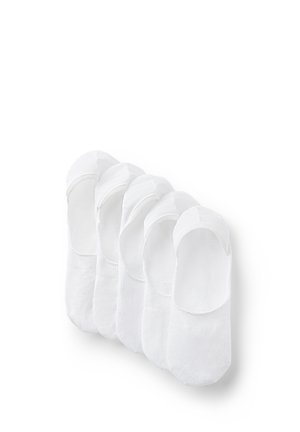 Weiße Baumwoll-Socken, die nicht sichtbar sind, im fünfteiligen Pack. Jede Socke hat eine glatte Textur, ein elastisches Band und ein rundes Zehen-Design.