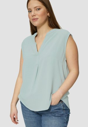 Blouse sans manches bleu clair avec un décolleté en V et une coupe décontractée, fabriquée en tissu doux. Comprend une poche poitrine et un ourlet arrondi.