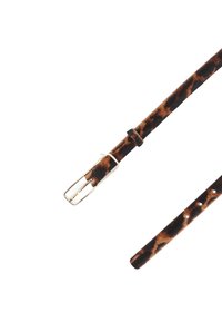 Schmaler Leopardendruckgürtel mit einer goldenen rechteckigen Schnalle und mehreren Einstelllöchern auf weißem Hintergrund.