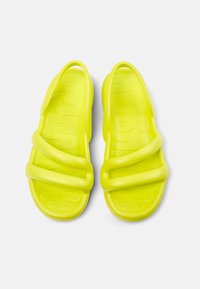 Infradito giallo brillante in gomma con un design a fascia ondulata e una soletta testurizzata. Presentano uno stile easy-on per una facile vestibilità.