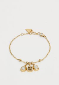 Gouden armband met een kettingontwerp, voorzien van drie bedels: een peervormige hanger, een ronde hanger met versieringen en een rechthoekige bedel.
