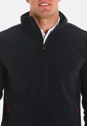Marine fleecjas met een hoge kraag, volledige ritssluiting aan de voorkant en twee zijzakken met rode ritstrekkers. Zachte textuur, slim fit ontwerp.