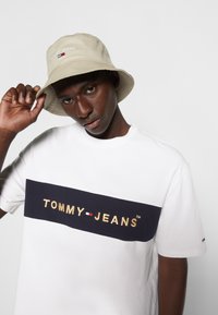 Tommy Jeans PRINTED ARCHIVE TEE - T-shirt con stampa - white