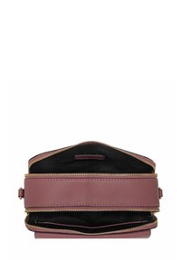 Bordowa skórzana torebka na ramię o teksturowanym wykończeniu, z podwójnym zapięciem na zamek i pojemnym wnętrzem wyłożonym czarnym materiałem. Posiada regulowany pasek.