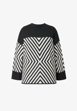 Jersey de punto en blanco y negro con un patrón en forma de chevrón, con una sección negra sólida en los hombros y mangas largas.
