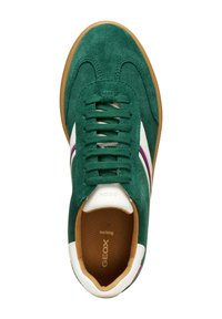 Sneaker verde in suede con dettagli bianchi e viola, caratterizzato da una superficie texture, design con lacci e suola in gomma beige.