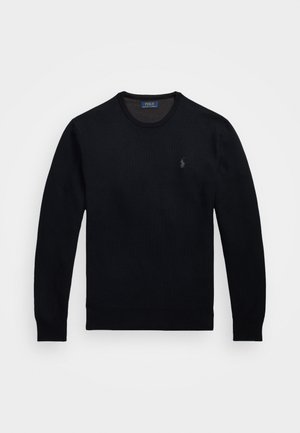 Sort strikket sweater med rund hals og lange ærmer. Har et lille broderet logo på venstre bryst. Blød tekstur, klassisk pasform.