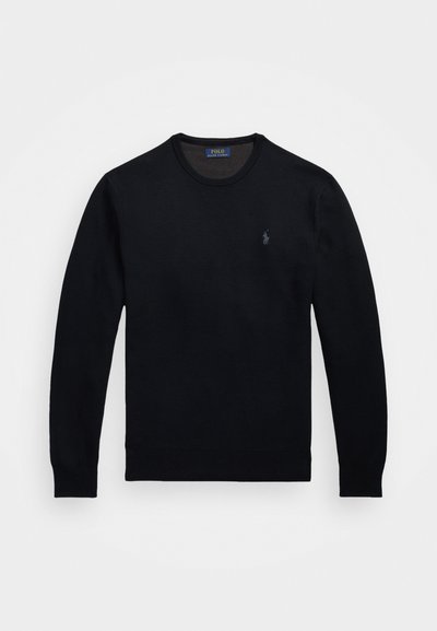 Pull en tricot noir avec un col rond et des manches longues. Présente un petit logo brodé sur la poitrine gauche. Texture douce, coupe classique.