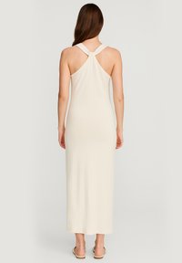 VILA MIT RACERBACK UND KNOTENDETAIL - Maxikleid - creme
