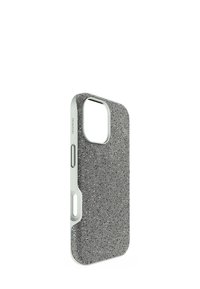 Etui na telefon w metalicznym szarym kolorze o teksturowanej powierzchni, z wycięciami na przyciski i aparat oraz smukłym, dopasowanym kształcie.