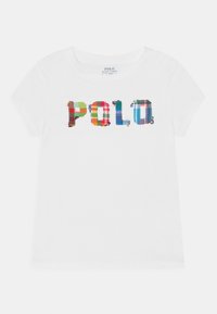 Vit bomull t-shirt med ordet "POLO" i flerfärgade rutiga bokstäver. Korta ärmar och rundad halsringning.