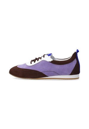 Niskoprofilowy sneaker w fioletowym i brązowym zamszu z białymi akcentami, niebieską pętelką na pięcie i brązowymi sznurowadłami, przedstawiony od zewnętrznej strony.