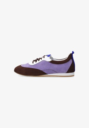 Niskoprofilowy sneaker w fioletowym i brązowym zamszu z białymi akcentami, niebieską pętelką na pięcie i brązowymi sznurowadłami, przedstawiony od zewnętrznej strony.