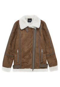 Chaqueta de piel de oveja marrón con cuello de piel de oveja, dos bolsillos laterales con cremallera, un cierre de cremallera diagonal y detalles de cuero en las mangas y el dobladillo.