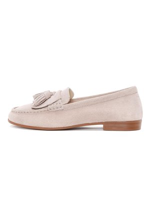 Lichtroze suède loafer met een ronde neus, een voorste kwastdetail en een lage bruine hak. Zachte textuur en eenvoudig, elegant ontwerp.