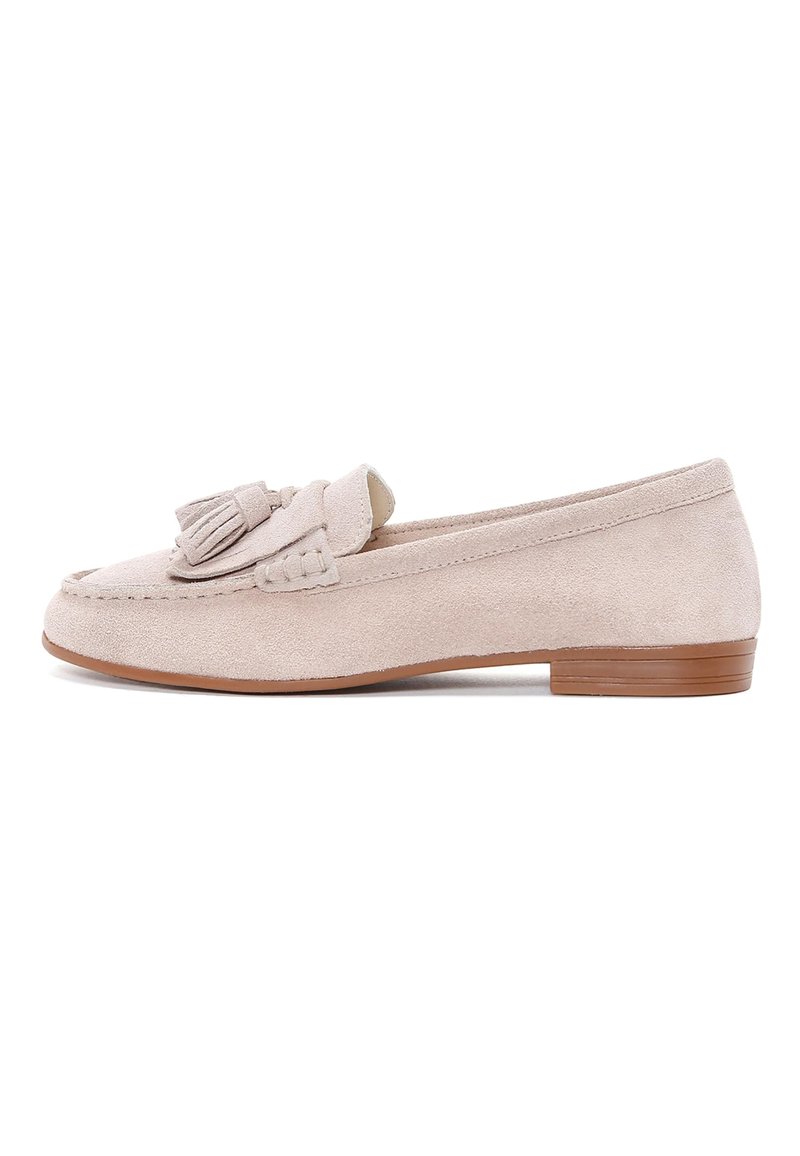 Mocasín de ante rosa claro con punta redondeada, detalle de borlas en la parte delantera y tacón bajo marrón. Textura suave y diseño simple y elegante.