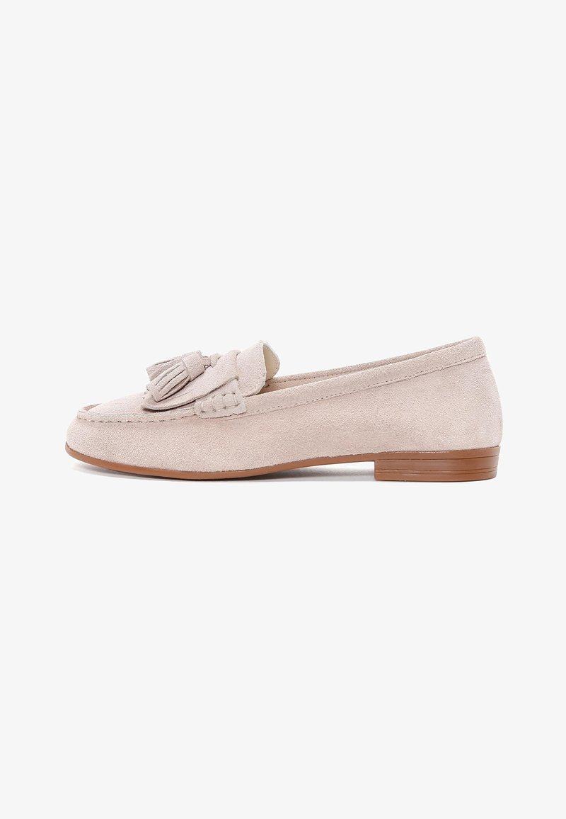 Mocassin en suede rose clair avec un bout rond, détail à pampilles à l'avant et un petit talon brun. Texture douce et design simple et élégant.