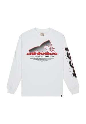 Wit langemouwen T-shirt van katoen. Heeft zwarte en rode graphics, waaronder een gestileerd logo en tekst op de voorkant en de mouwen.