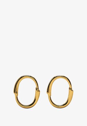 Złote metalowe kolczyki w kształcie obręczy z gładkim, zaokrąglonym wzornictwem i unikalnym otwartym zapięciem. Polerowane wykończenie zwiększa odbicie.