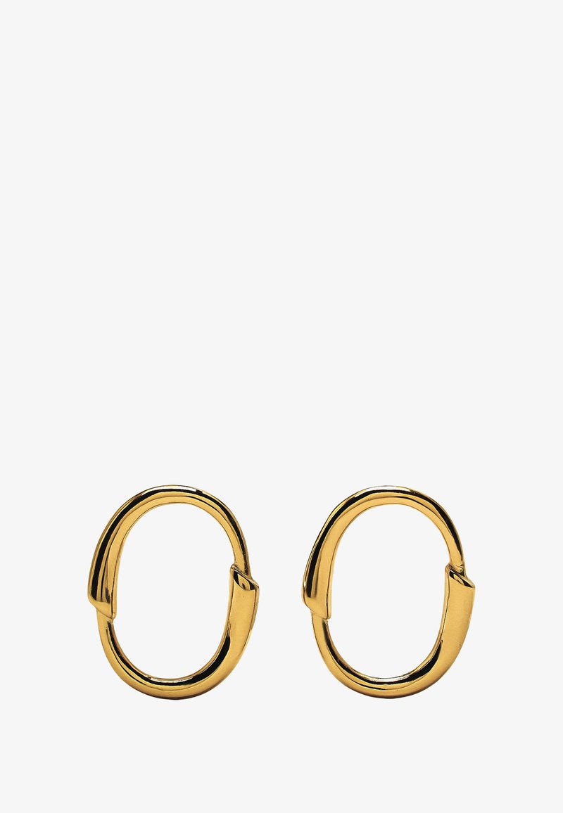 Złote metalowe kolczyki w kształcie obręczy z gładkim, zaokrąglonym wzornictwem i unikalnym otwartym zapięciem. Polerowane wykończenie zwiększa odbicie.