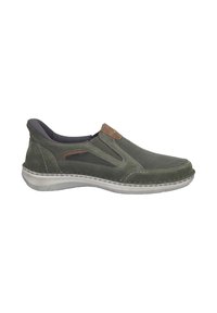 Chaussure décontractée homme à enfiler de couleur verte avec une tige en mesh, des accents en daim, des panneaux latéraux élastiques et une semelle blanche amortissante.