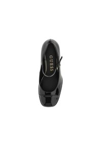 Scarpa in vernice nera con punta arrotondata, cinturino alla caviglia e tacco quadrato. L'interno presenta il marchio "GUESS" in lettere dorate.