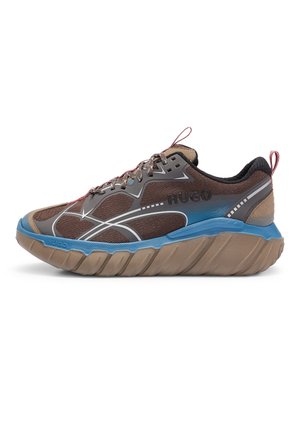 Brązowy i niebieski sportowy sneaker z grubą podeszwą, szarymi detalami, czerwonymi uchwytami i logo "HUGO" z boku.