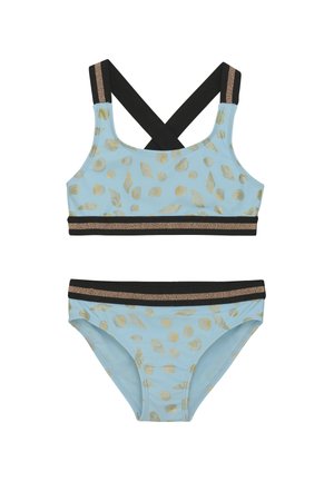 Lichtblauwe bikini met gouden schelpprint; sportbeha met kruislings zwarte banden, en bijpassende onderkant met zwarte en metallic accenten.