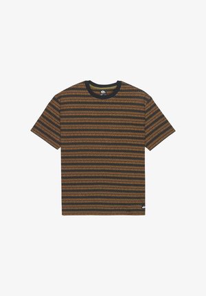 Lyhythihainen ruskea ja musta raidallinen T-paita, jossa on pyöreä musta kaulus ja pieni valkoinen logo alareunassa.