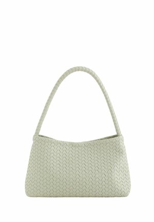 Kleine blassgraue gewebte Handtasche mit einem geflochtenen Schulterriemen und trapezförmiger Form vor weißem Hintergrund.