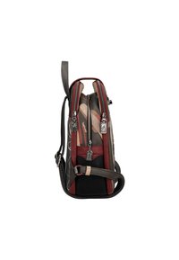 Mochila asimétrica con una base negra, acentos rojos y un panel estampado. Cuenta con dos cremalleras y una sola correa de hombro ajustable.