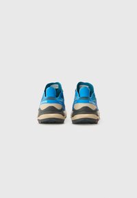 Chaussures de sport bleues avec une semelle rembourrée, un matériau en maille respirante et des accents contrastants noirs et beiges. Vue de l'arrière montrée.