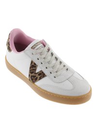 Vit sneaker med leopardmönstrade detaljer, texturerad mocka och släta lädermaterial, rosa foder och en sula av gummigummi.