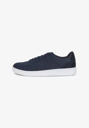 Marineblaue Sneakers mit einem glatten Textil-Obermaterial und Lederakzenten, runder Zehenform, sechs Ösen und einer weißen Gummisohle.