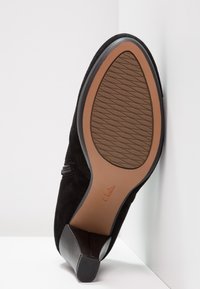 Clarks Kotníková obuv - black