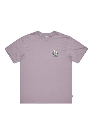 Lavendel katoenen t-shirt met korte mouwen, een ronde hals en een bloemgrafiek op de linkerborst met groene en gele accenten.