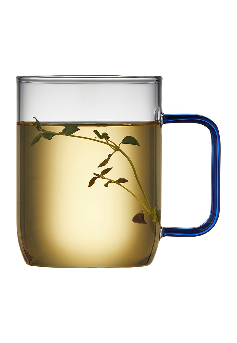 Przezroczysta filiżanka z niebieską rączką, wypełniona żółtym płynem i zielonym kawałkiem zioła w środku. Gładki, cylindryczny kształt.