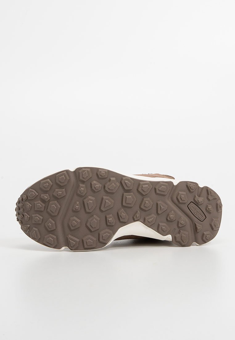 Brązowa gumowa podeszwa buta z wielokierunkowymi wypustkami o dużej przyczepności i gładką białą śródpodeszwą. Teksturowana powierzchnia z heksagonalnymi i trójkątnymi wzorami.