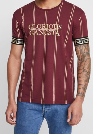 Bordeauxrood T-shirt met gouden verticale strepen. Voorzien van de tekst "GLORIOUS GANGSTA" en een zwart patroonlint op de mouwen. Standaard pasvorm, katoenmix.