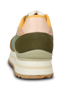Multicolore sneaker met groene, roze en gele accenten. Mesh en suède materialen met een gestructureerde afwerking en rubberen zool. Woden branding.