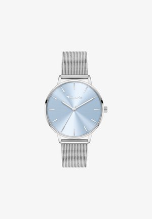 Silberner Uhr mit Zifferblatt in Hellblau, Mesh-Metallarmband, minimalistisches Design, schlankes Gehäuse und einfache Stundenmarker. Markenname auf dem Zifferblatt sichtbar.