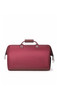 Sac de voyage bordeaux avec une forme arrondie, un extérieur texturé, des poignées supérieures doubles, des accents en cuir contrastants et une fermeture à glissière.