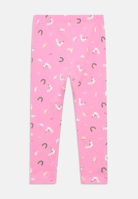 Ροζ παιδικό κολάν με παιχνιδιάρικα μοτίβα μονόκερου, ουράνιου τόξου, σύννεφου και  το κείμενο "ΓΙΑΙ!" διάσπαρτο στο ύφασμα.